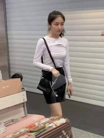 李兰迪翻身逆袭瘦好多最新照穿黑皮裙小蛮腰太勾人美到不敢认