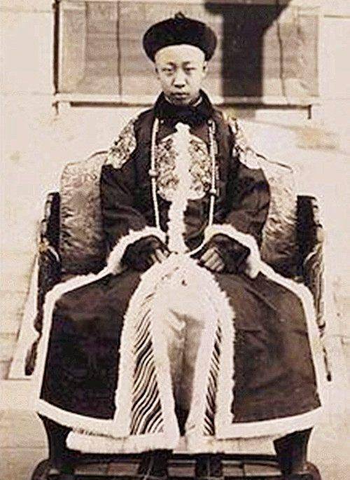 爱新觉罗·溥仪,于1906年2月7日出生在北京醇亲王府,是中国历史上最后