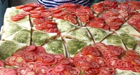 原创30岁男子街边摆摊卖实在小吃每个6元一个我就能吃到撑