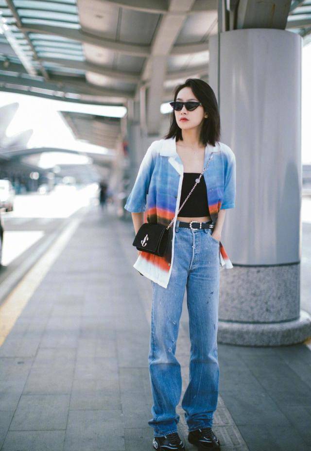 宋茜亮相机场露出纤细腰线粉丝直呼太美不敢直视