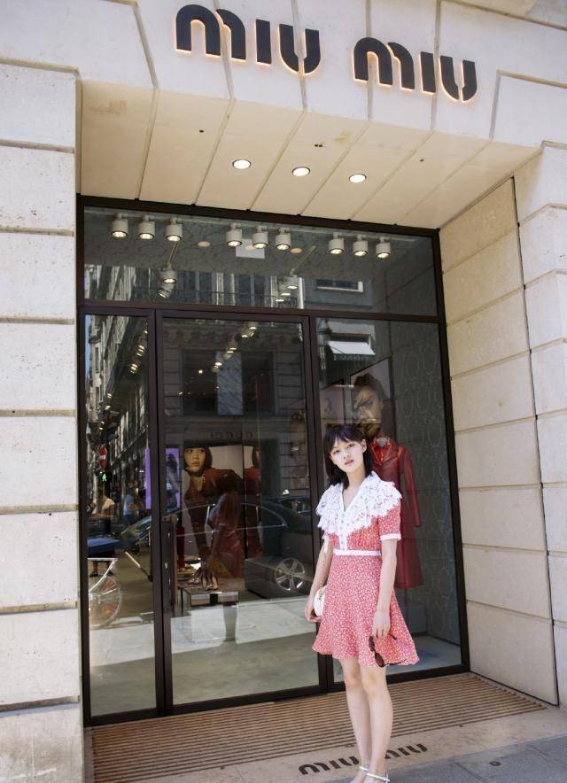 曾搭档王俊凯主演《天坑鹰猎》,穿西装配短靴,霸气得不像16岁_文淇