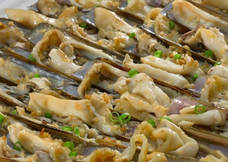 还有一个压轴菜,用准婆婆的话说,"闪亮登场",原来是蒜茸蒸蛏子,看来