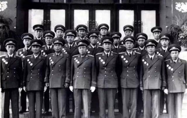 少将穿布鞋逛市场买来一件新衣服给五个儿女穿