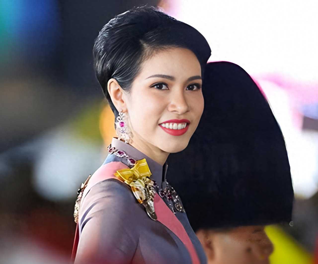 与后宫主人的体贴和懂事相比,诗妮娜则性格火辣,行