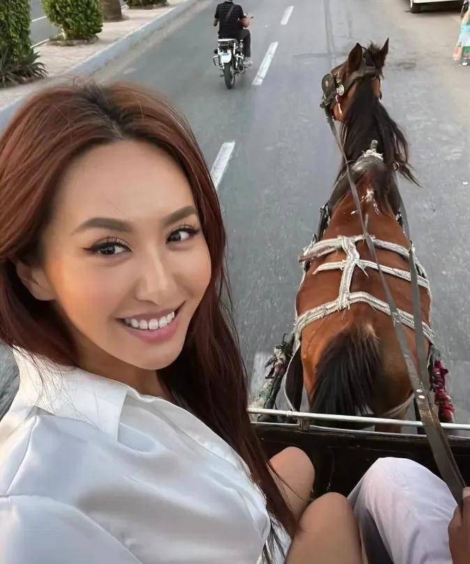 "薔薔从小学开始就期待成年,反骨也逐渐被激发出来,以此来保护自己.