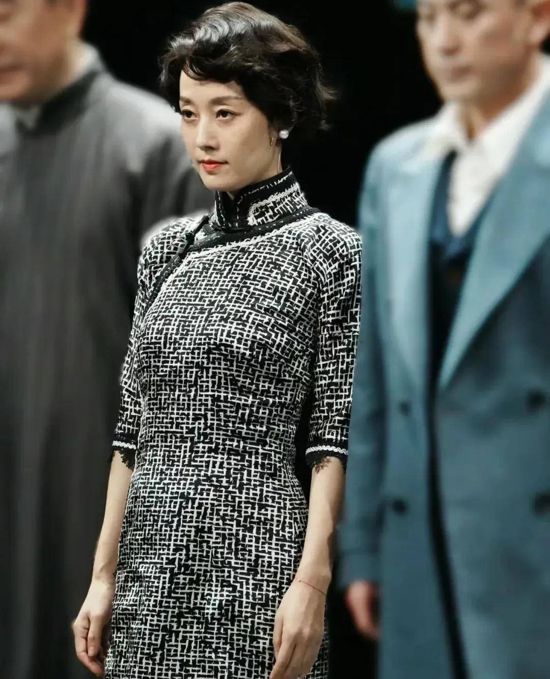 马伊琍现身话剧舞台,一身旗袍大气优雅,谢幕时面无表情显庄重