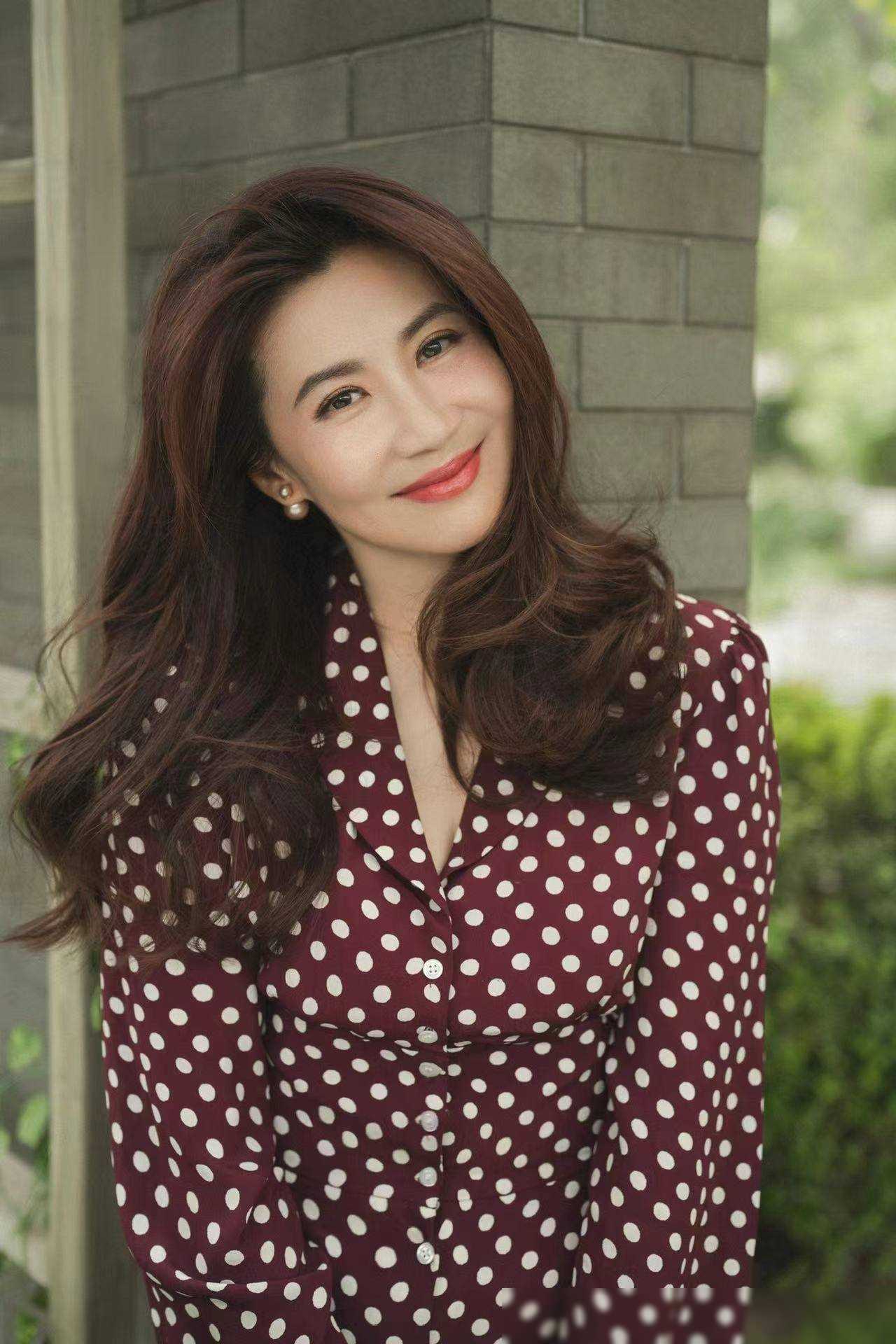 她因生不出孩子离婚,49岁依旧有料,神似梅艳芳_陈炜_生育_身材