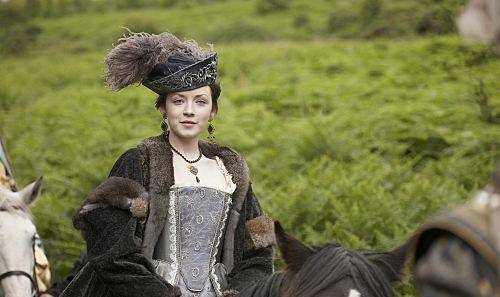 代替安妮博林成为新王后的是端庄美丽的宫女简西摩,新王后简西摩善良