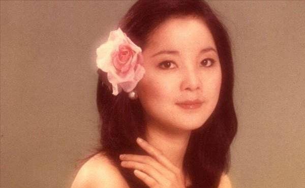 同时将唱歌赚来的钱贴补家用,缓解家里的经济负担,这个时候邓丽君才年