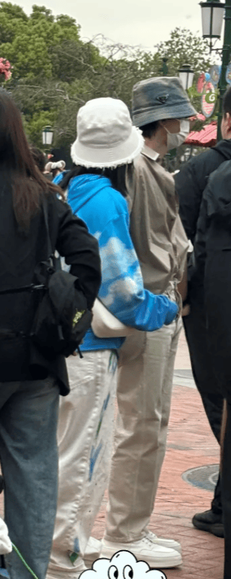 原创偶遇张杰谢娜现身迪士尼夫妻俩衣服引热议穿着皱巴巴星味全无