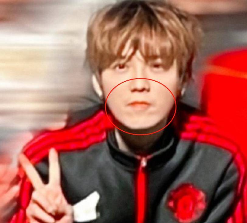 原创鹿晗现身野球场胡子拉碴不惧素颜出镜网友点赞技术比国足好