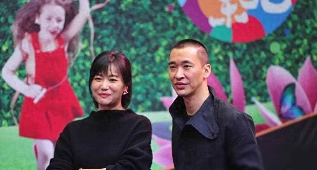 原创徐静蕾和男友罕见露面又洒了一波狗粮没曾想徐静蕾书法蹿红