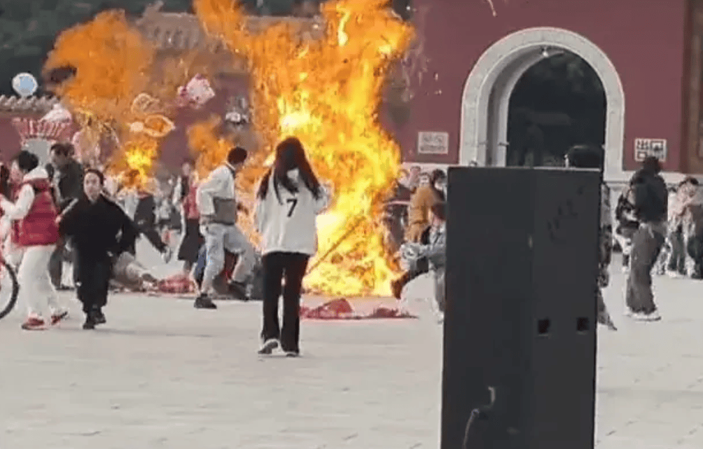 沈阳一景区气球商贩打架,氢气球爆燃,巨大火球炸开!警方介入