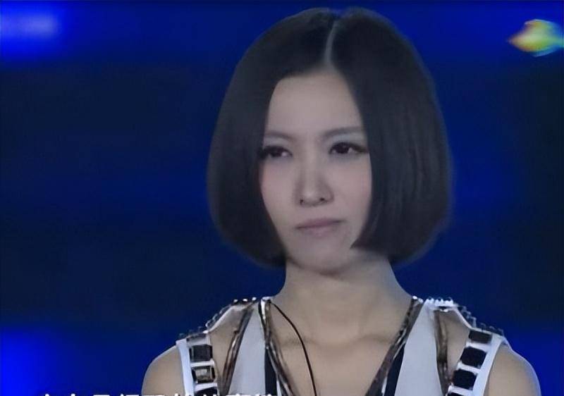 面对姚贝娜不换歌的苦苦哀求那英一脸无所谓置之不理束手无措之下