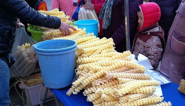 原创30岁农村男子街边卖稀罕小吃5元一包买的人排成长队