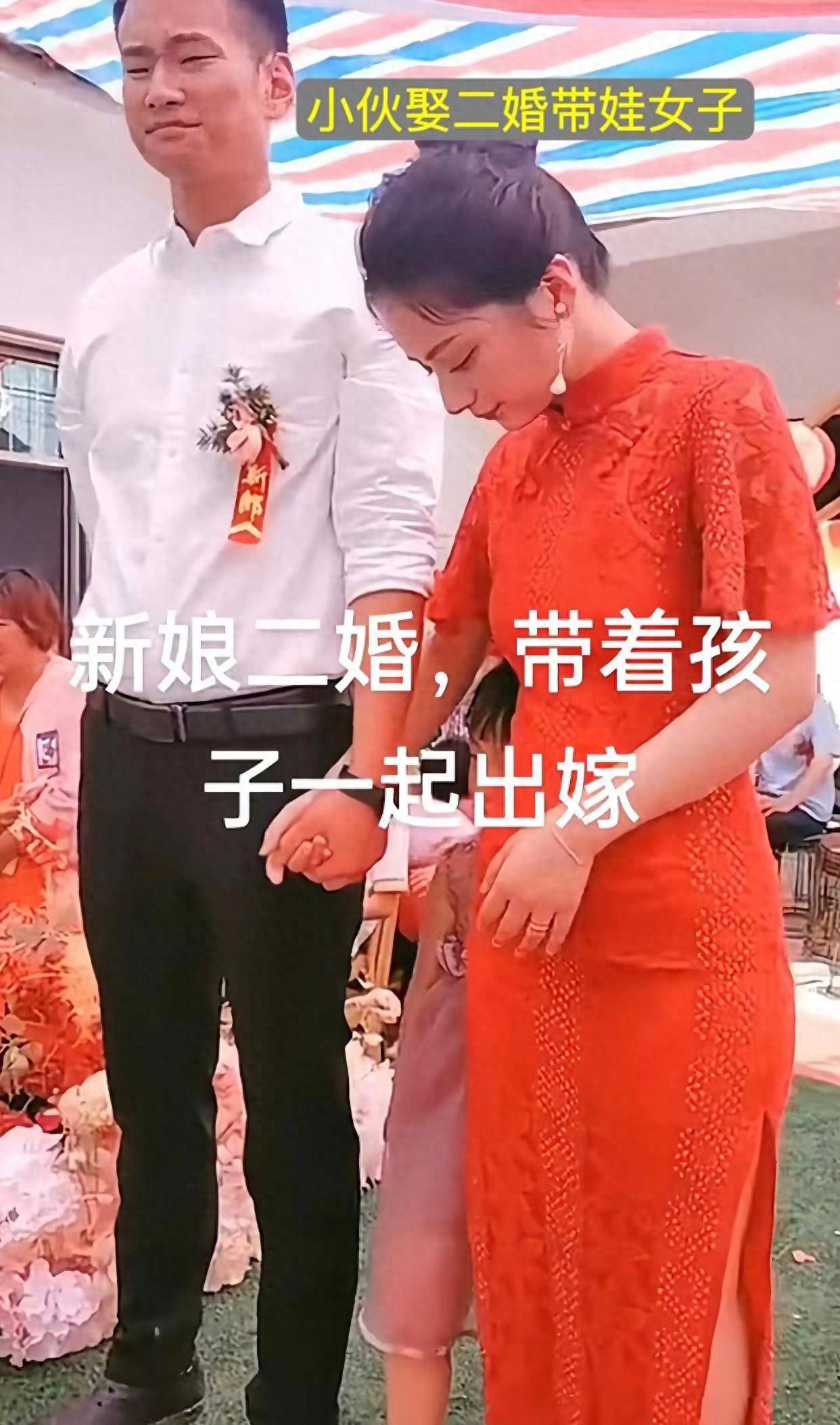 原创江苏一男子娶离异女子现场满脸无奈村民新娘带2个孩子出嫁