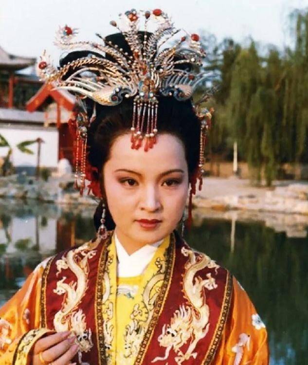 原创监禁中被人用弓绞死贾元春死时惨状被作者用16字写尽