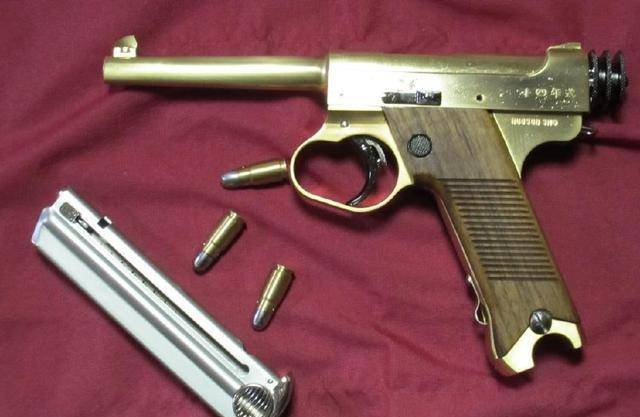 就比如南部十四式的撞针问题,最初的时候王八盒子的下面有个小暗格