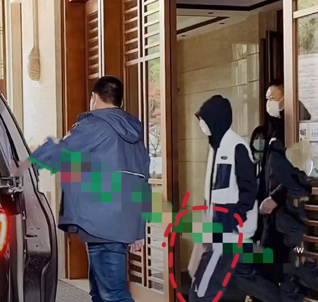 原创王一博和赵丽颖演对手戏一个跑一个追面部表情太严肃