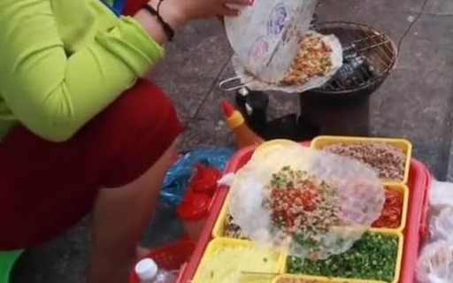 原创40岁农村大姐摆地摊卖奇葩小吃5元一个一天能卖500元