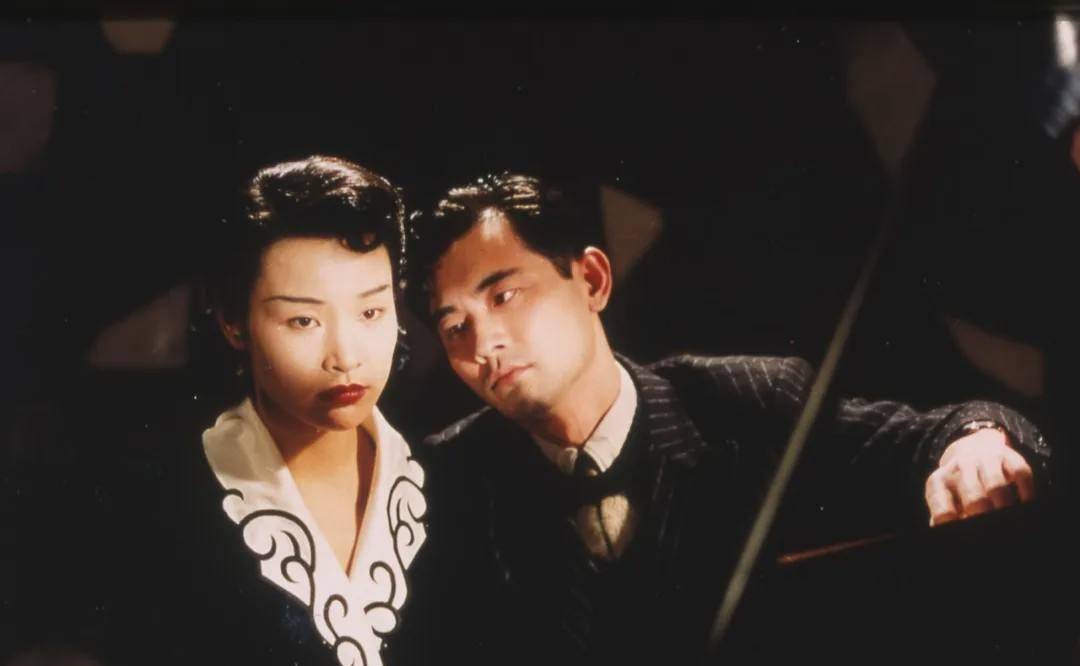 原创萧芳芳2岁患耳疾6岁拍戏一部电影获5个影后因慈善下跪那英