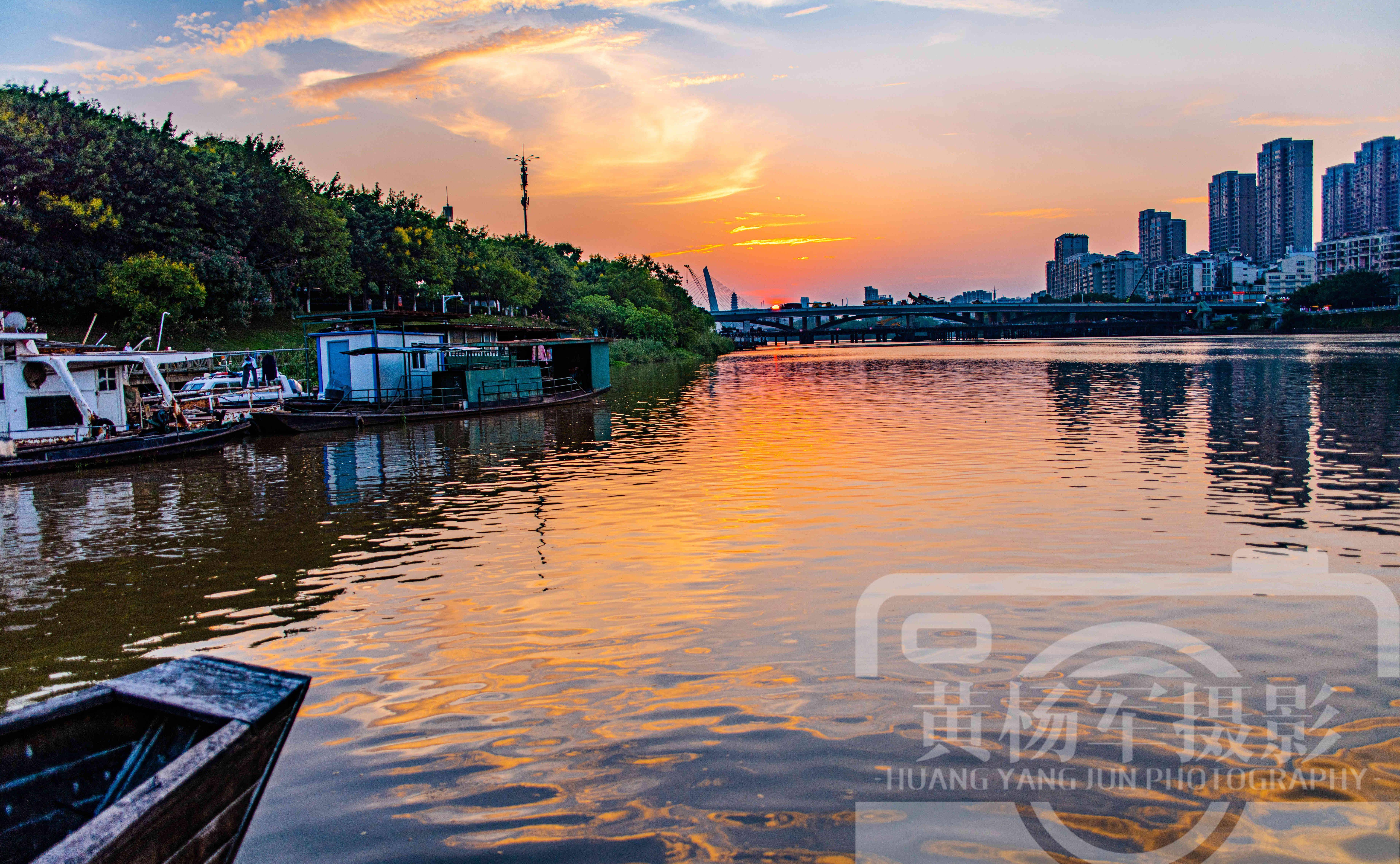 江西面积最大的地级市千里赣江的源头夕阳下的城市风光令人醉