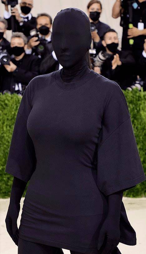 金卡戴珊不露脸照样称霸红毯全身漆黑像玩行为艺术翘臀超吸睛