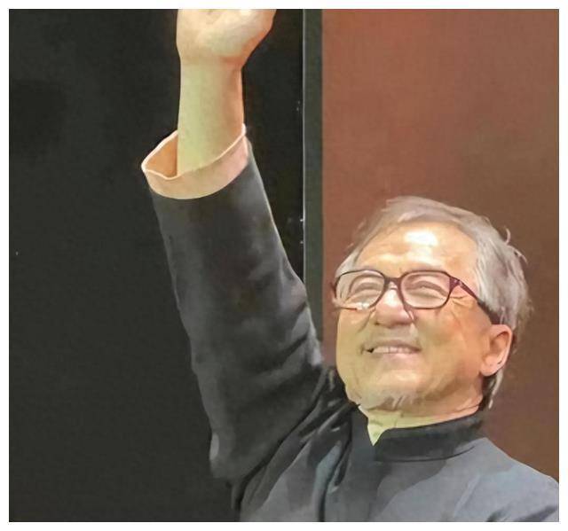 原创成龙七十大寿发文庆生白发照系角色塑造身体硬朗仍在拍摄电影