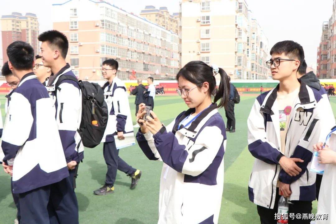 四川百余名师生到枣强中学参观学习