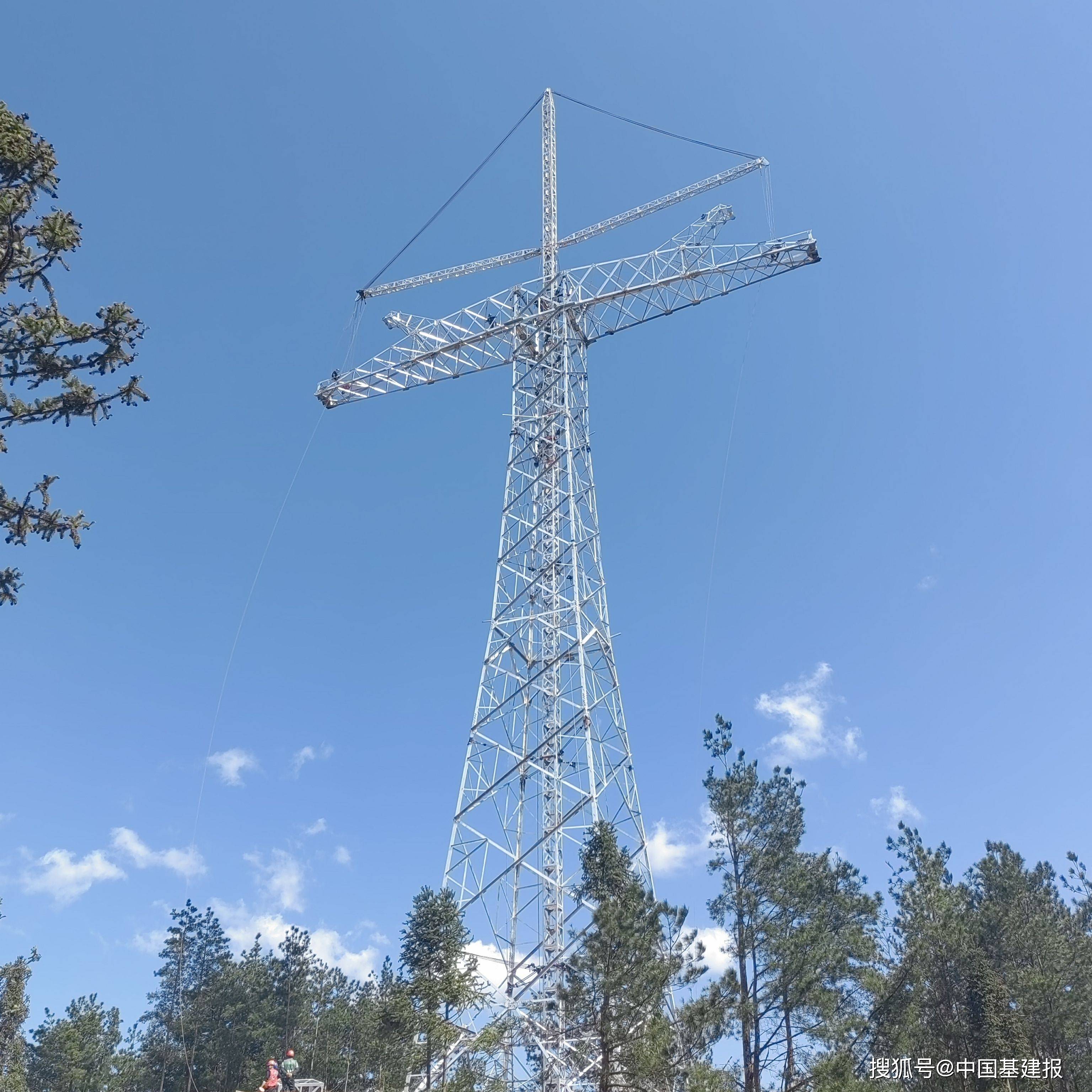 金上～湖北特高压输电线路工程鄂1标段首基铁塔组立