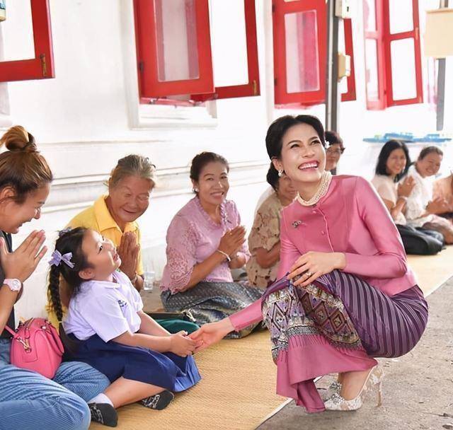 苏提达拿41个博士学位又如何诗妮娜冠夫姓后飘了笑出鱼尾纹