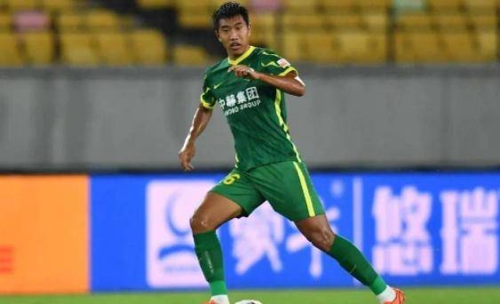 原创国安中卫柏杨在比赛中的表现引发争议教练组否决入选国足