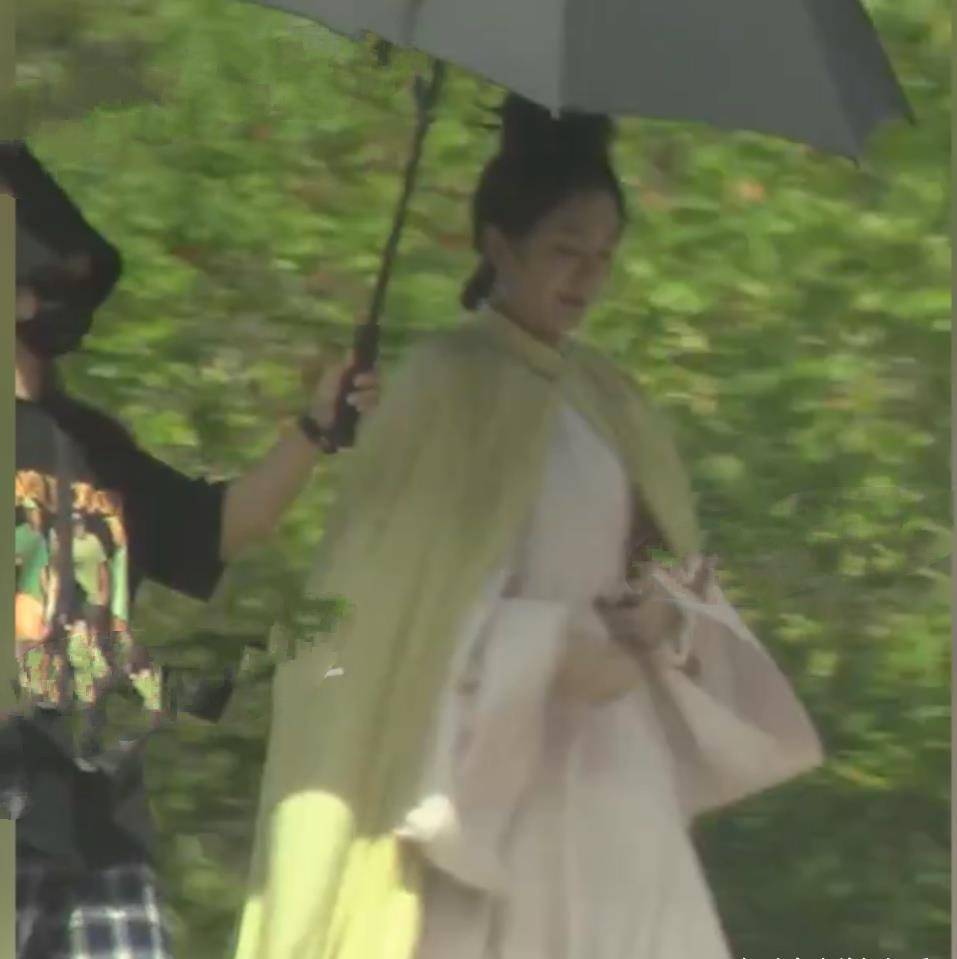 原创不红有多惨秦岚片场多人照顾排场大黄海冰独自一旁抽烟显落寞