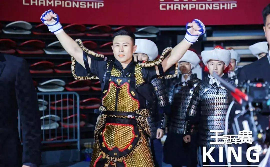 王赛回归战对决全国散打亚军,首回合断头台降服取胜!_比赛_对手_拳击