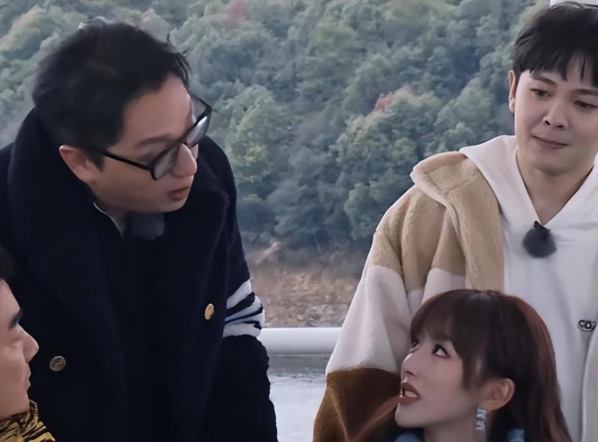 孔雪儿此时已经尴尬地说不出话来,尤长靖大概也觉得不对劲,动手拍了