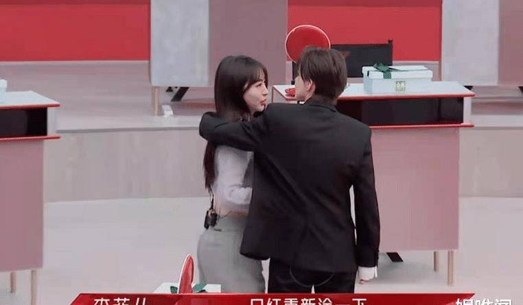 在陪李菲儿去补口红这段,明显感到张馨予的刻意了,很豪气地搭上李菲儿