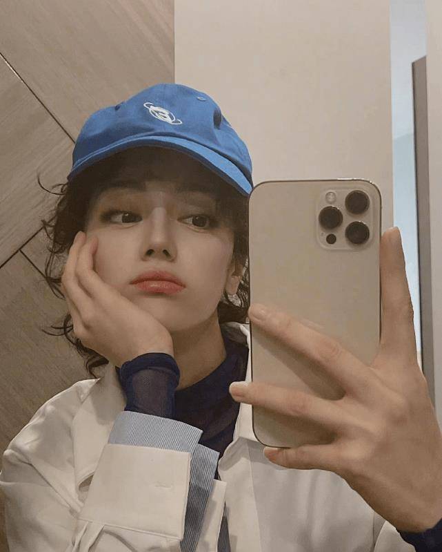 两大90顶流花同天晒自拍热巴戴棒球帽像小男生杨紫卖萌超可爱