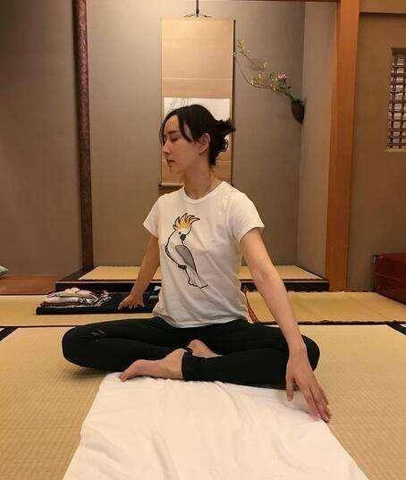 出道22年不滥情,嫁超级富豪生儿子,胡静成为中戏的"优秀学姐"