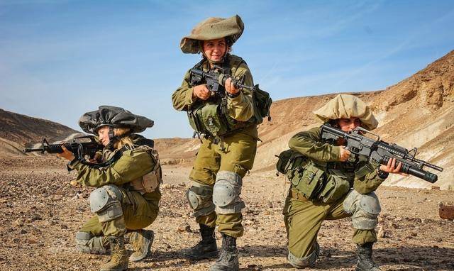 因为有着苏联卫国战争中的女兵传统,现在的俄罗斯军队中的女兵比例也