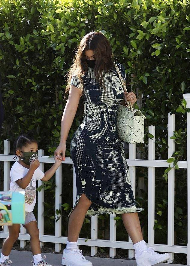 一家三口度假,紧身裙展巨胯_卡戴珊_金小梅_身材