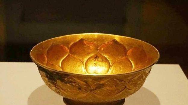 河北老人鉴定一只金碗专家说碗底这4个字值钱了