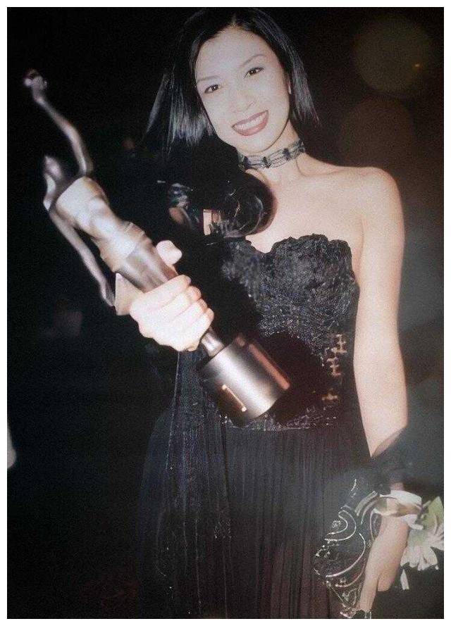 她是"三级艳后",拒绝成龙,61岁胖到220斤,依旧美到勾人_梅艳芳_才华