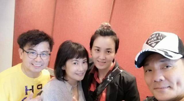 程东时隔20年回老家祭祖带子女进程氏祠堂跪拜乡亲们热烈欢迎