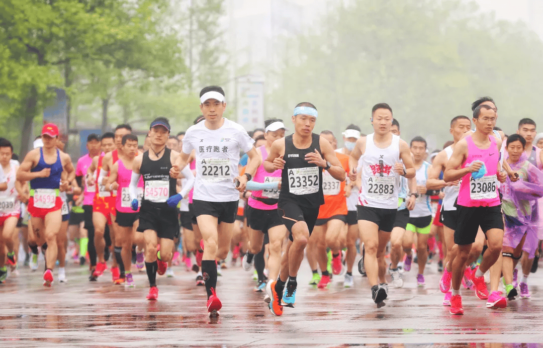 马拉松跑步人群长期以来被冠以"三高"的头衔——"高学历""高收入""高