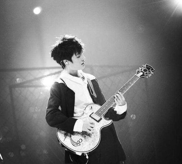 原创曾轶可近照依旧不改中性风打扮网友李宇春都转型了你还坚持