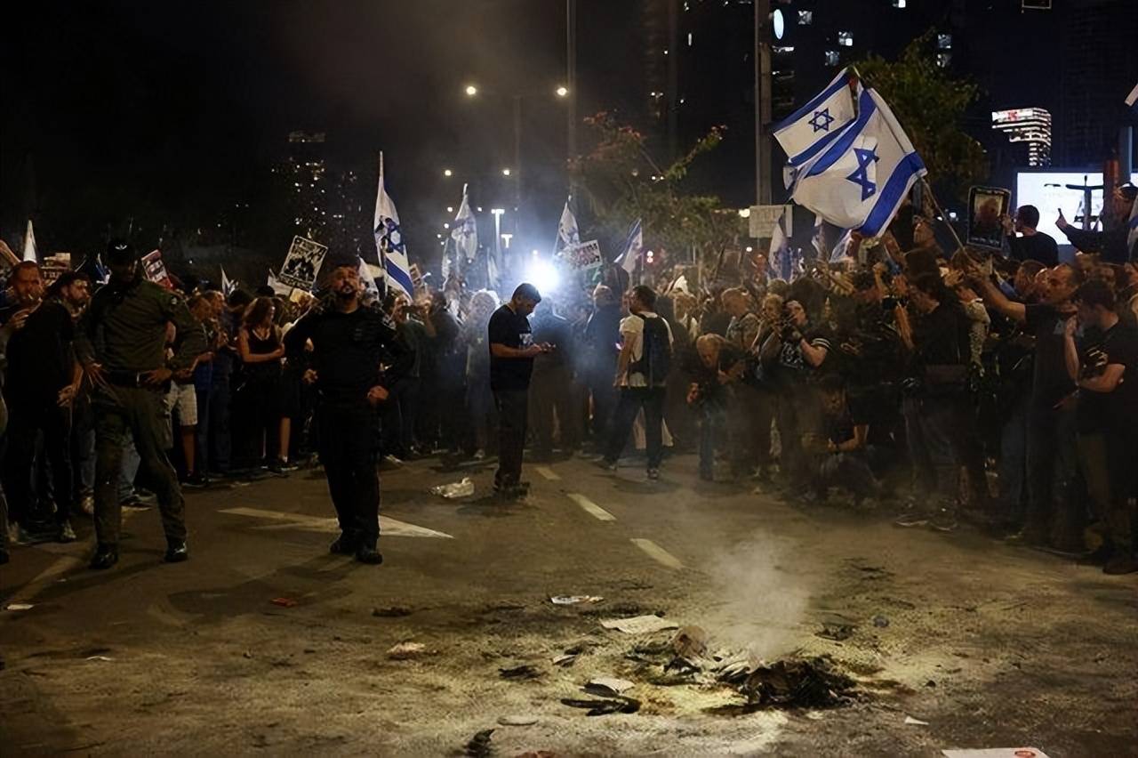 原创伊朗调兵遣将以色列紧急撤兵大白天的以色列街道空无一人