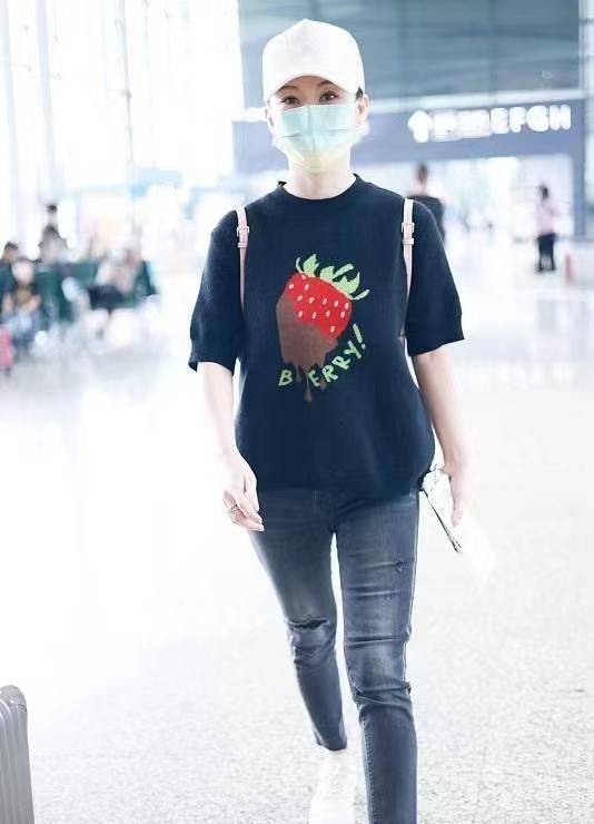 原创九球天后潘晓婷走机场穿草莓t嫩得像小姑娘背2万包不奢侈
