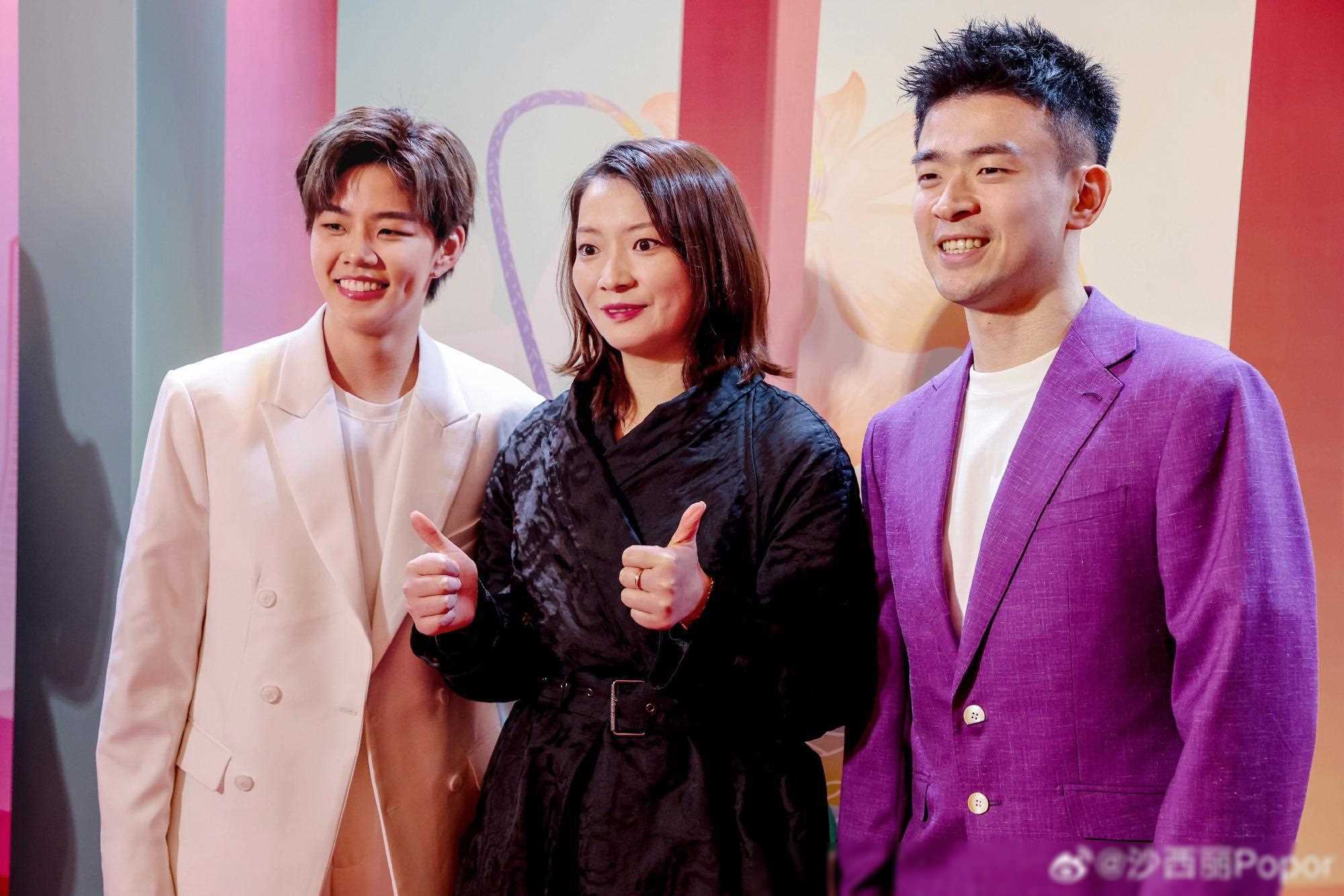 富家千金身份曝光羽毛球冠军晒全家福展示自家黄金饰品店