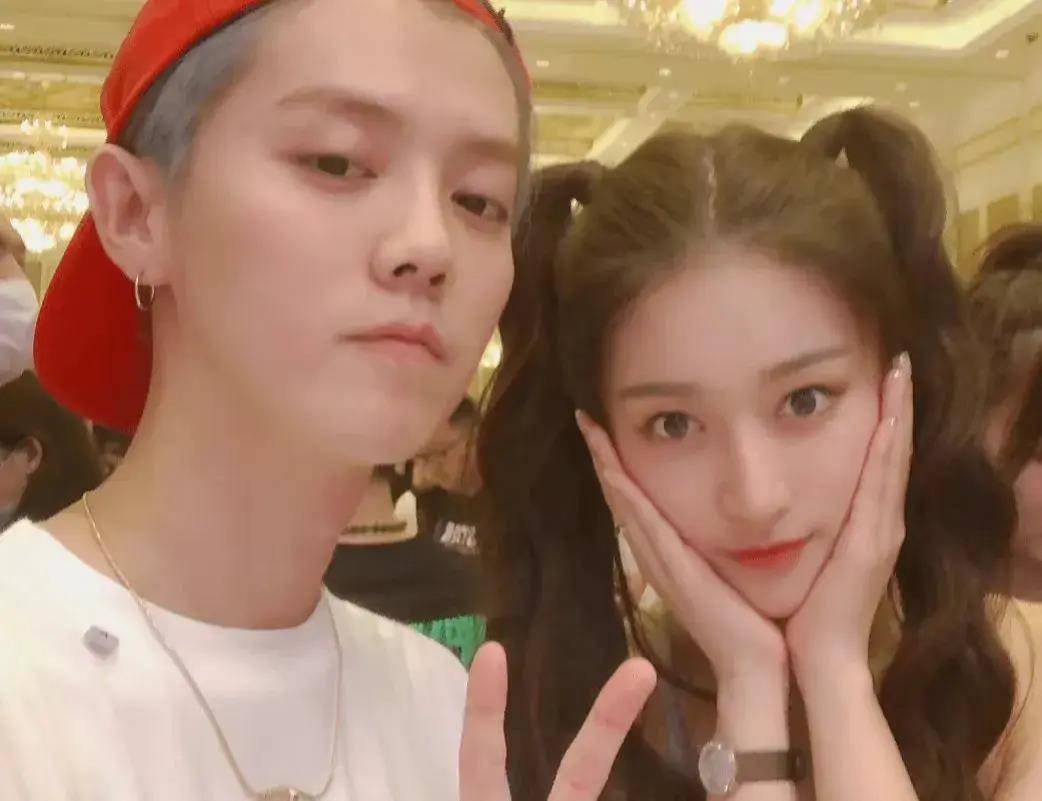 网友东京街头偶遇鹿晗关晓彤,网友:你们两个真的好爱去日本旅游_卫衣