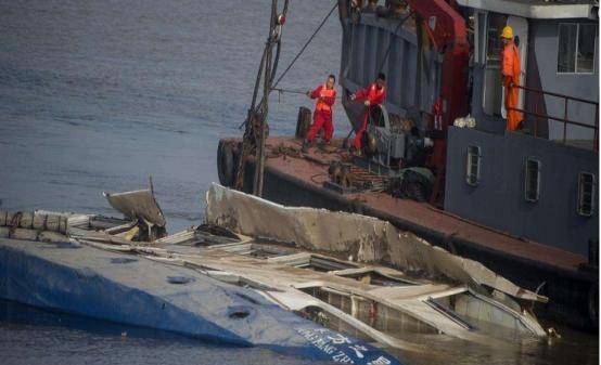 2007年中国南海捞起神秘沉船船身800年不腐价值约3千亿美金